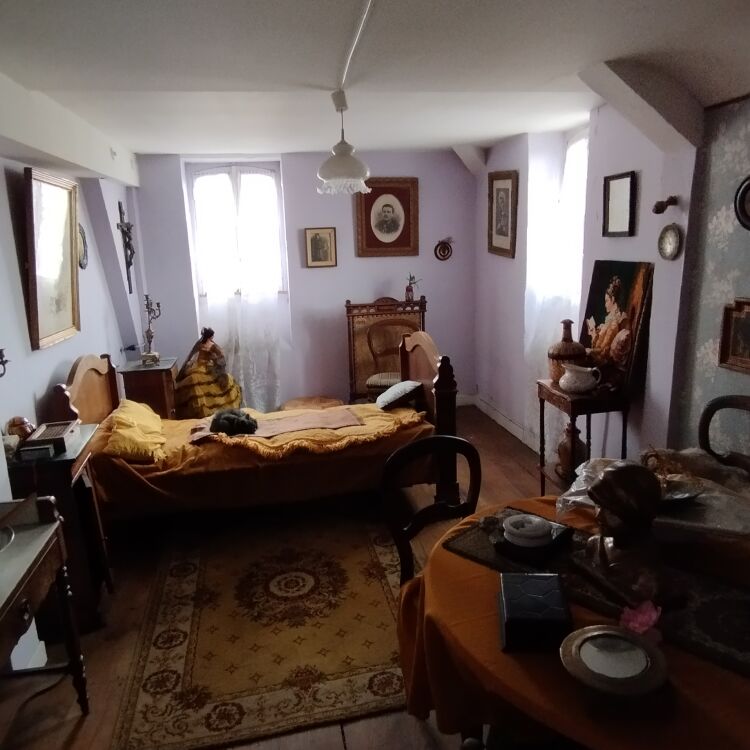 Maison - 8 pièces - 330 m²