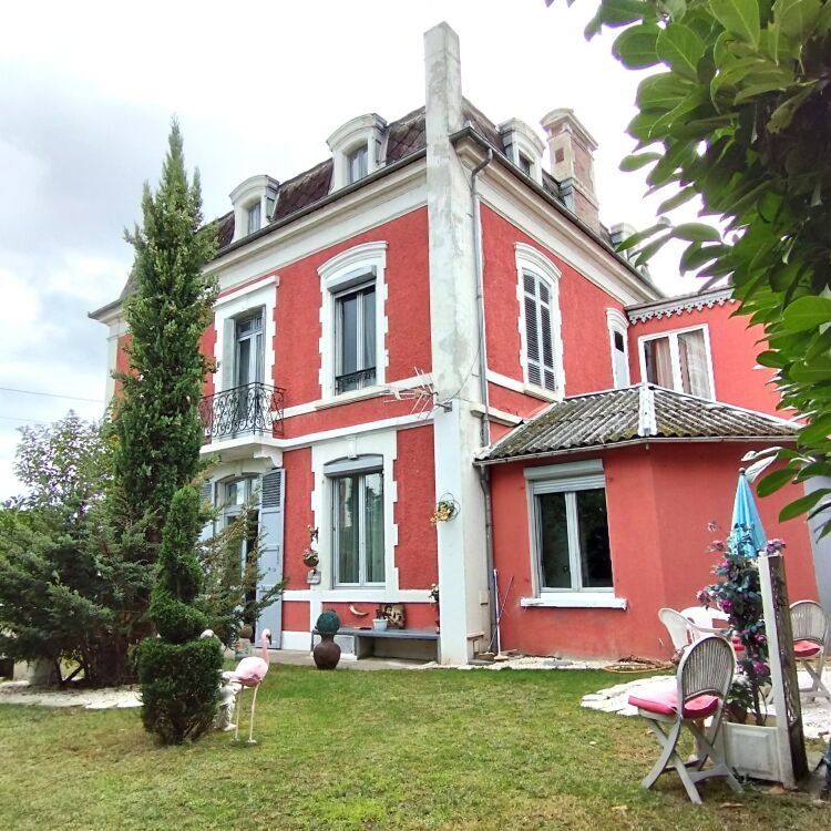 Maison - 8 pièces - 330 m²