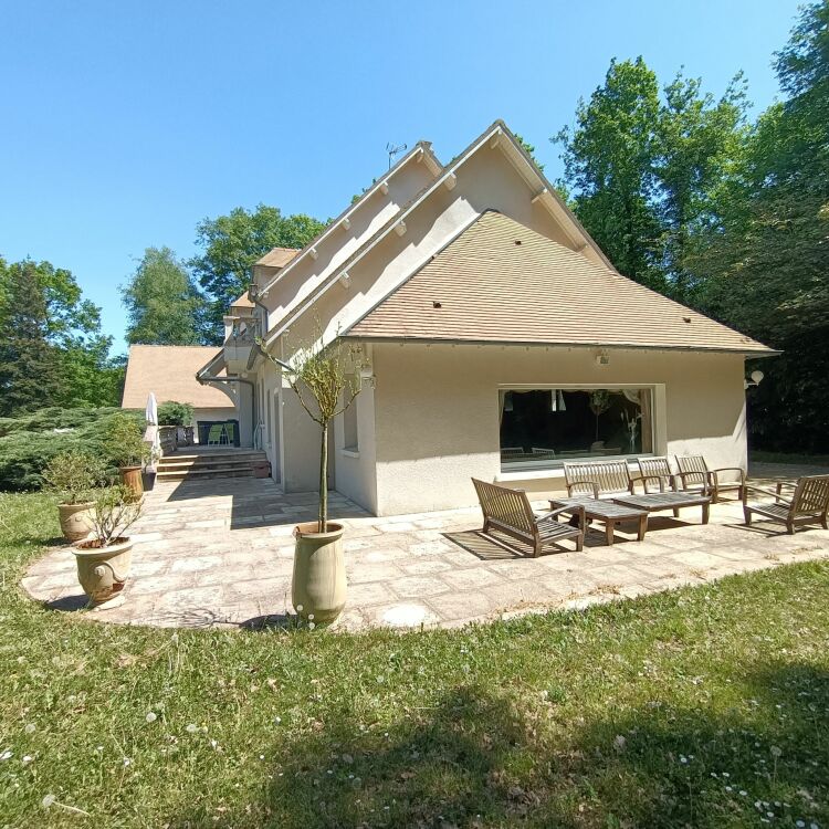 Maison - 8 pièces - 250 m²