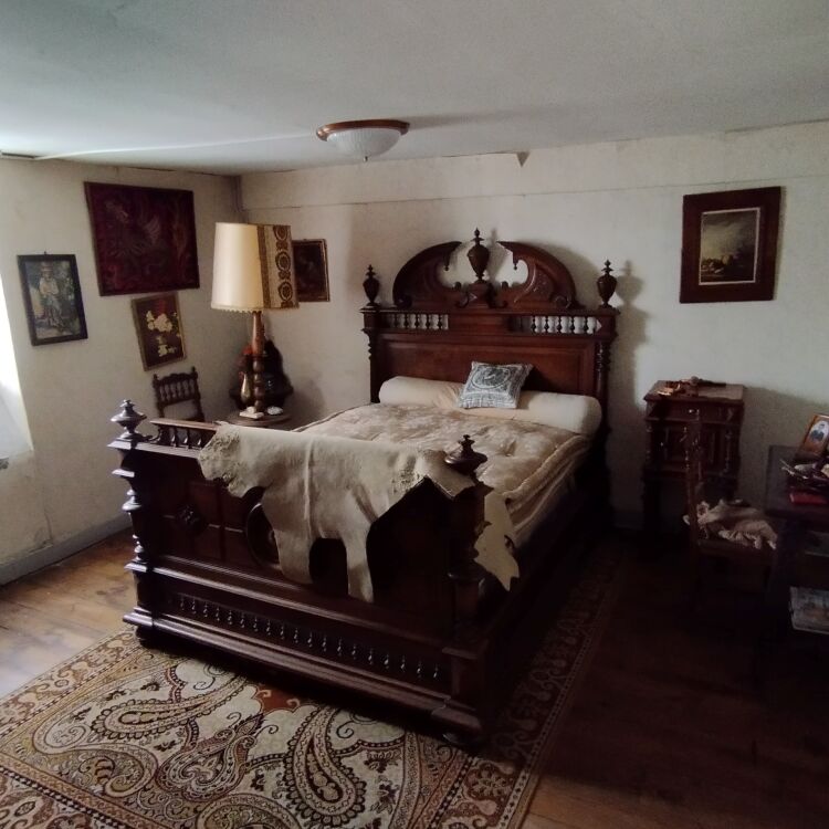 Maison - 8 pièces - 330 m²